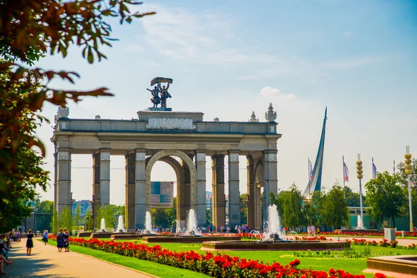 Enea, vdnh, vvvc. das Haupteingangstor. Moskau, Russland. — Stockfoto