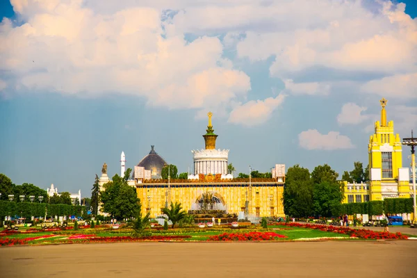 Ungewöhnliche Pavillon, schöne Blumenbeete und Brunnen. enea, vdnh, vvvc. Moskau, Russland — Stockfoto