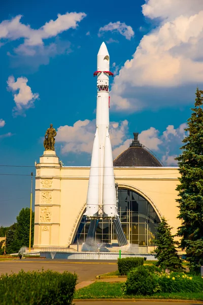 Razzo spaziale nel parco VDNH a Mosca, Russia — Foto Stock