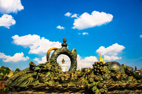 Een sculpturale element in de vorm van een kruik en fruit en paviljoen. Enea, Vdnh, VVC. Moskou, Rusland — Stockfoto