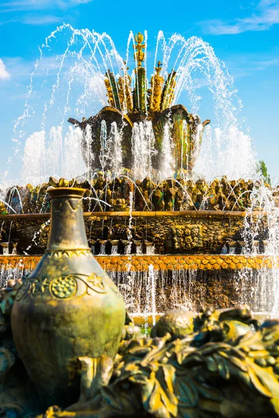 Прекрасный фонтан и павильон. ENEA, VDNH, VVC. Москва, Россия — стоковое фото