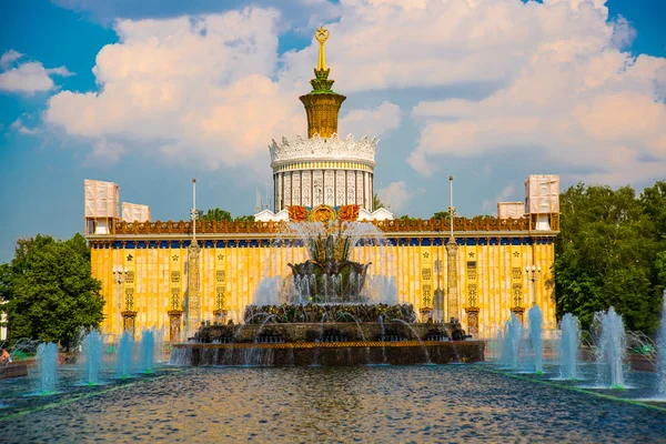 Незвичайний павільйон і фонтани. Enea, Vdnh, VVC. Москва, Росія — стокове фото
