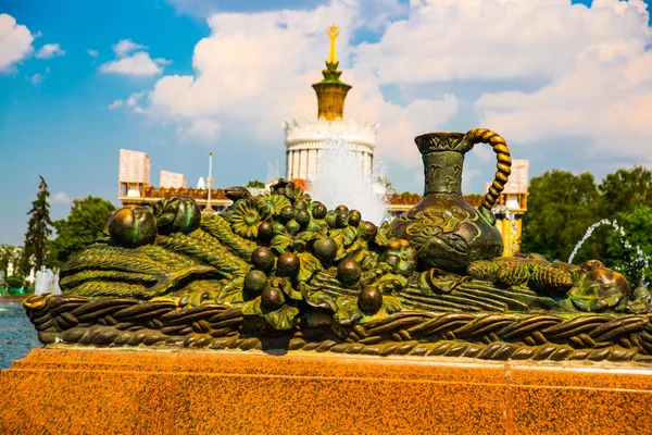 A sculptural element in the form of a jug and fruit and pavilion. ENEA,VDNH,VVC. Moscow, Russia — Stock Photo, Image