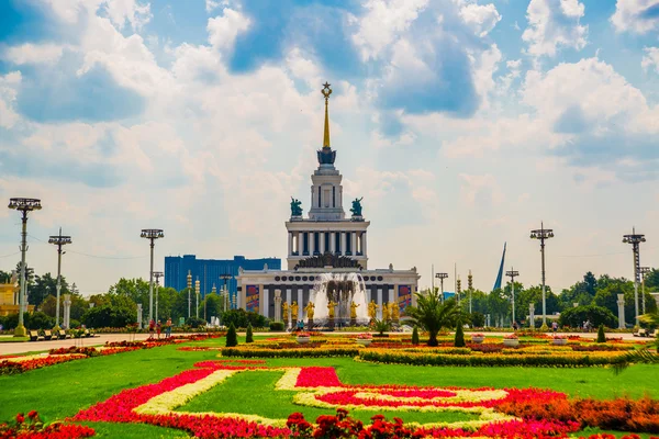 Pavilhão central, centro de exposições. Belos canteiros de flores. ENEA, VDNH, VVC. Moscou, Rússia . — Fotografia de Stock