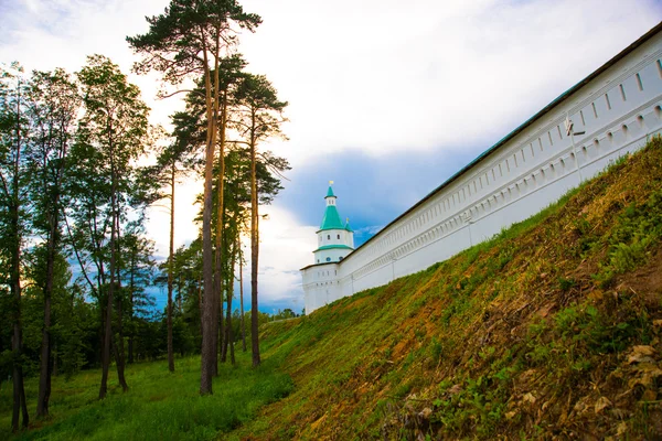 Monastero di Novospassky. Nuovo monastero del Salvatore. Muro della fortezza contro il cielo della sera. Russia. Istra . — Foto Stock