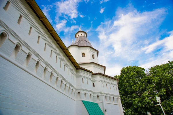 Mosteiro Novospassky. Novo mosteiro do Salvador. A Rússia. Istra. Parede de fortaleza no fundo do céu azul — Fotografia de Stock