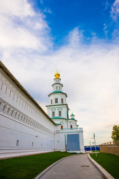 Novospassky monastery. New monastery of the Saviour. Russia. Istra. Fortress wall on the background of blue sky — Stockfoto