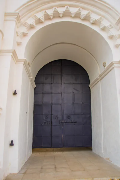 Monasterio Novospassky. Nuevo monasterio del Salvador. Rusia. Istra. Puerta de la fortaleza . —  Fotos de Stock