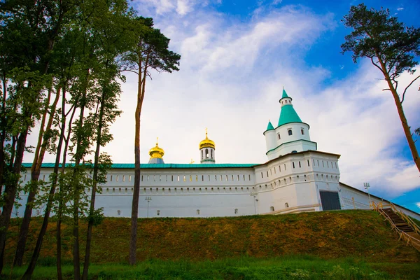 Monastero di Novospassky. Nuovo monastero del Salvatore. Muro della fortezza contro il cielo della sera. Russia. Istra . — Foto Stock