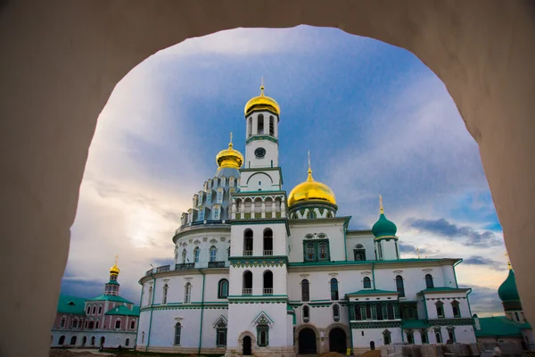 नोवोस्पास्की मठ. तारणारा नवीन मठ. रशियाचा आहे. आयस्ट्रा . — स्टॉक फोटो, इमेज