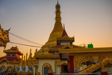Altın stupa. Kyaik Tan Lan. Eski Moulmein pagoda. Mawlamyine, Myanmar. Burma.
