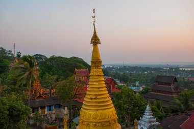 Altın stupa Kyaik Tan Lan. Eski Moulmein pagoda. Mawlamyine, Myanmar. Burma.