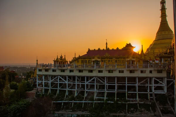 Puesta de sol. Kyaik Tan Lan. La pagoda del viejo Moulmein. Mawlamyine, Myanmar. Birmania . — Foto de Stock