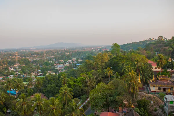 Üstten Görünüm şehrin pagoda Kyaik Tan Lan üzerinden Mawlamyine. Myanmar. Burma. — Stok fotoğraf