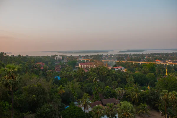 Vedere de sus a orașului Mawlamyine de la pagoda Kyaik Tan Lan. Myanmar. Birmania . — Fotografie, imagine de stoc