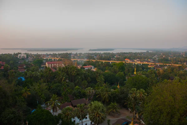 Vista superior da cidade Mawlamyine do pagode Kyaik Tan Lan. Myanmar. Birmânia . — Fotografia de Stock