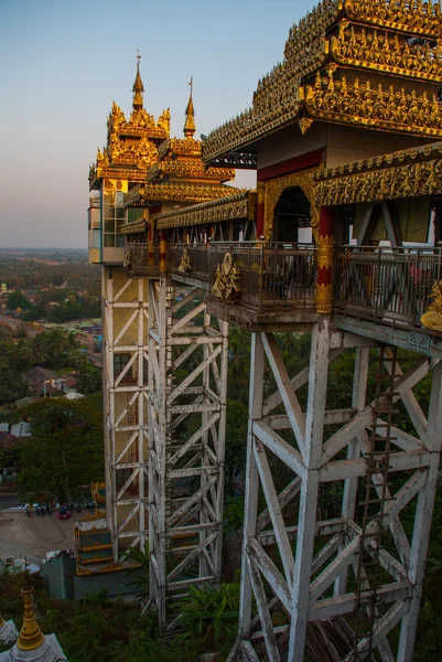 Lift. Kyaik Tan Lan. De oude Moulmien pagode. Mawlamyine, Myanmar. Birma. — Stockfoto