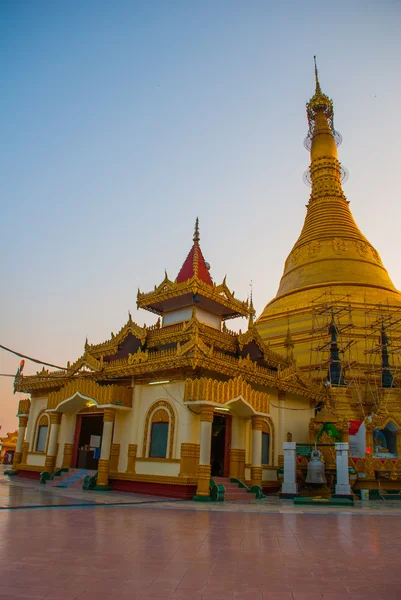 Złota stupa. Kyaik Tan Lan. Moulmein stare pagoda. Pindaya, Myanmar. Birmy. — Zdjęcie stockowe