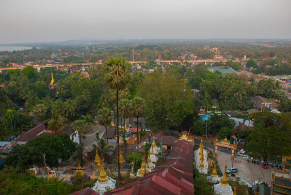 Vista superior de la ciudad Mawlamyine desde la pagoda Kyaik Tan Lan. Myanmar. Birmania . — Foto de Stock