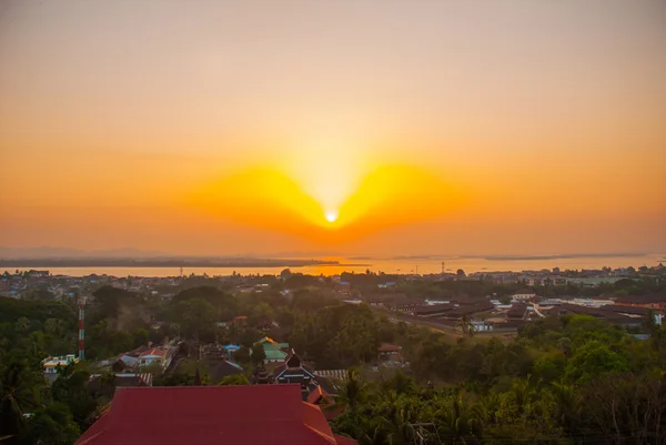 日落。从宝塔 Kyaik 潭毛淡棉的城市的顶部视图。缅甸.缅甸. — 图库照片