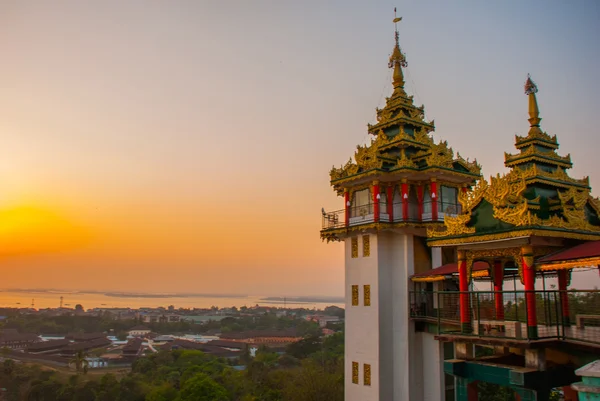 Закат. Kyaik Tan Lan. The Old Moulmein pagoda. Моламьин, Мьянма. Бирма . — стоковое фото