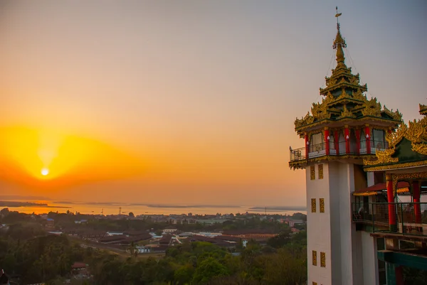 Solnedgång. Kyaik Tan Lan. Den gamla Moulmein pagoden. Mawlamyine, Myanmar. Burma. — Stockfoto