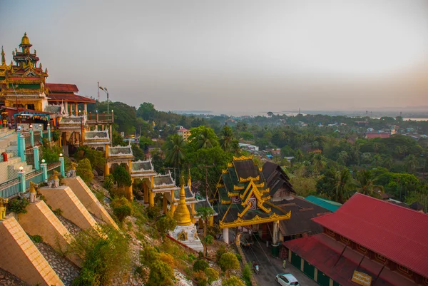 Vista superior de la ciudad Mawlamyine desde la pagoda Kyaik Tan Lan. Myanmar. Birmania . — Foto de Stock