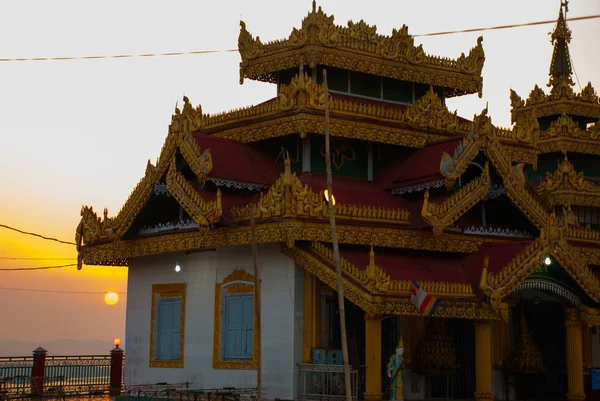 Puesta de sol. Kyaik Tan Lan. La pagoda del viejo Moulmein. Mawlamyine, Myanmar. Birmania . — Foto de Stock