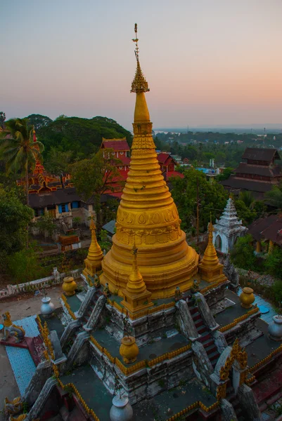 Kyaik Tan Lan. La pagoda del viejo Moulmein. Mawlamyine, Myanmar. Birmania . — Foto de Stock