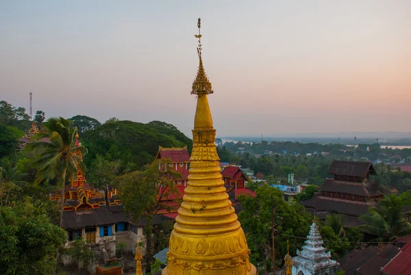 Gouden stoepa Kyaik Tan Lan. De oude Moulmien pagode. Mawlamyine, Myanmar. Birma. — Stockfoto