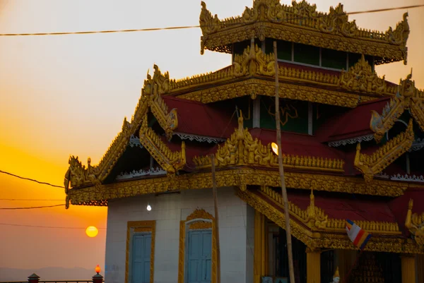 Puesta de sol. Kyaik Tan Lan. La pagoda del viejo Moulmein. Mawlamyine, Myanmar. Birmania . — Foto de Stock
