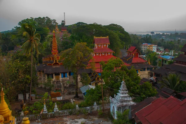 Vedere de sus a orașului Mawlamyine de la pagoda Kyaik Tan Lan. Myanmar. Birmania . — Fotografie, imagine de stoc