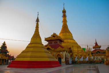 Altın stupa. Kyaik Tan Lan. Eski Moulmein pagoda. Mawlamyine, Myanmar. Burma.