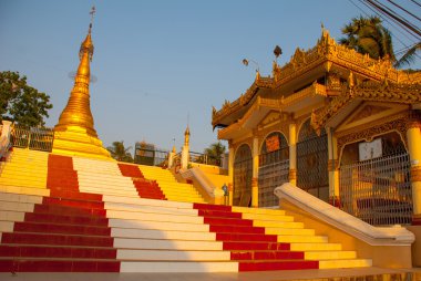 Sahne ve pagoda altın stupa. Mawlamyine, Myanmar. Burma.