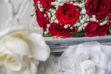 nişan yüzüklerini ve gelin kırmızı gül buketi.