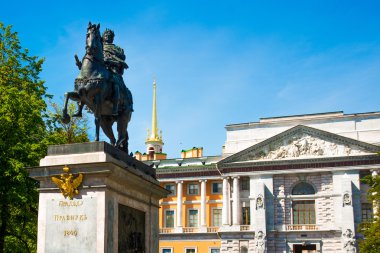 Peter Mikhailovsky Castle, St Petersburg, Rusya Federasyonu yakınındaki büyük anıt.