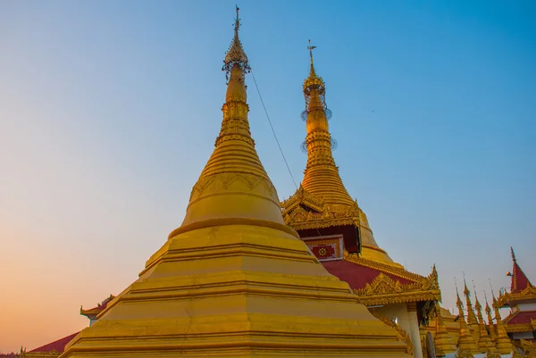 Gouden stoepa. Kyaik Tan Lan. De oude Moulmien pagode. Mawlamyine, Myanmar. Birma. — Stockfoto