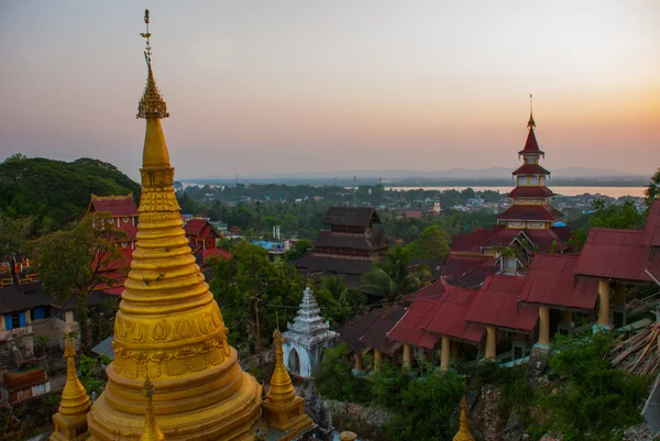 Estupa dorada Kyaik Tan Lan. La pagoda Old Moulmein. Mawlamyine, Myanmar. Birmania . — Foto de Stock