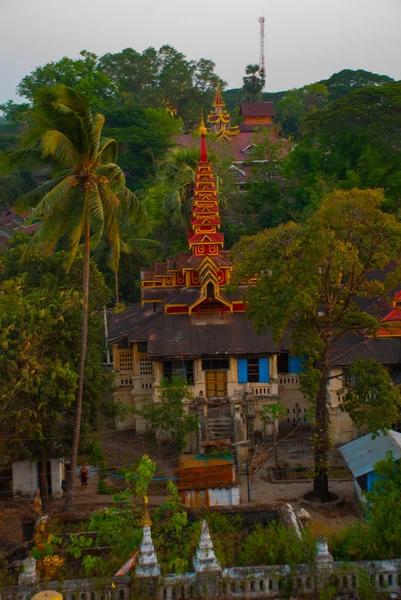 Pohled shora na město Mawlamyine z pagody Kyaik Tan Lan. Myanmaru. Barma. — Stock fotografie