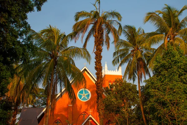 Catedral Católica e palmeiras. Mawlamyine. Myanmar. Birmânia . — Fotografia de Stock