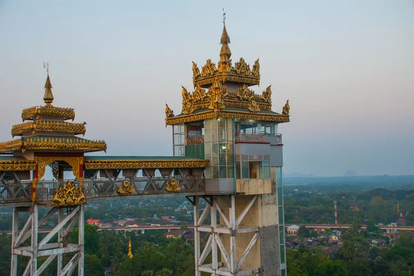 Лифт. Kyaik Tan Lan. The Old Moulmein pagoda. Моламьин, Мьянма. Бирма . — стоковое фото