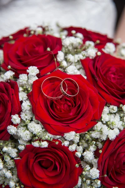 订婚戒指和红玫瑰新娘花束. — 图库照片