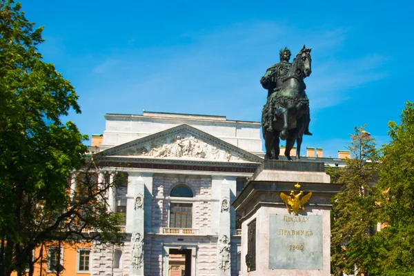 Piotr Wielki pomnik w pobliżu zamku Filharmoniczne, St Petersburg, Rosja. — Zdjęcie stockowe