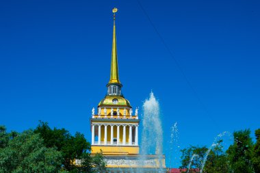 Bahriye içine giriş. St Petersburg, Rusya. Altın spire mavi gökyüzü ile bina.