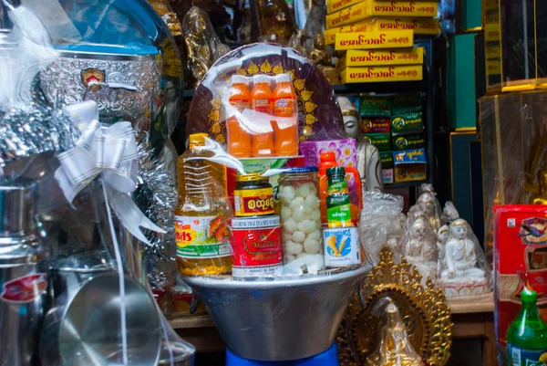 Items met Street Night markt. Birma. Myanmar. — Stockfoto