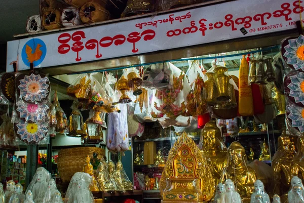 Items met Street Night markt. Birma. Myanmar. — Stockfoto