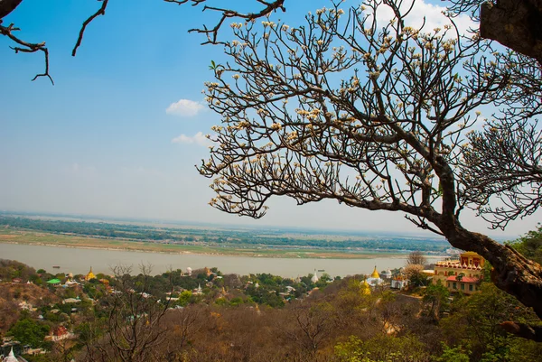 Pohled z malého města Sagaing, Myanmar. Sagaing, — Stock fotografie