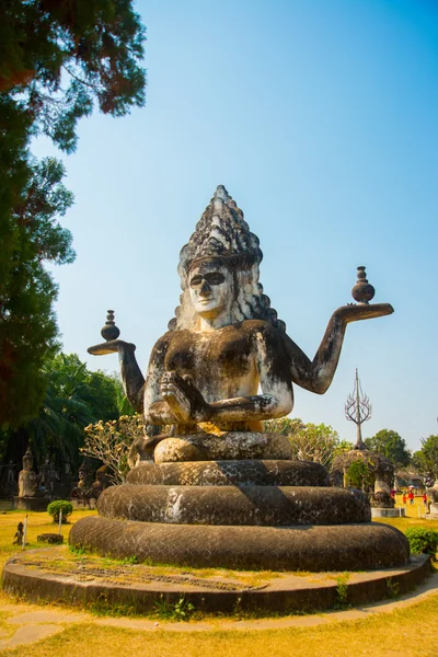 古代の像と仏公園、ビエンチャン、ラオスにおけるヒンドゥー教と仏教の神々 の彫刻 — ストック写真