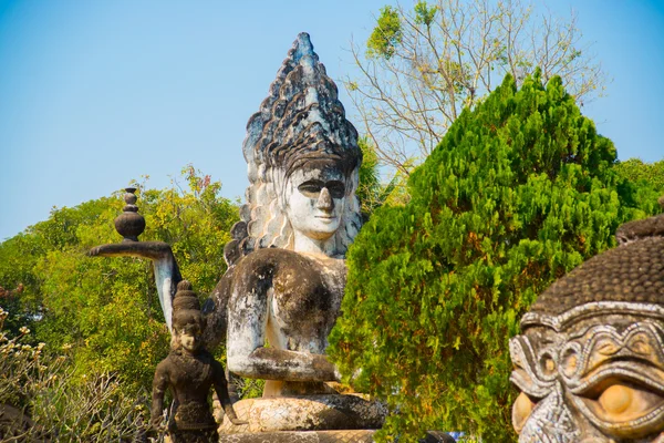 Statue antiche e sculture di dèi indù e buddisti nel parco del Buddha, Vientiane, Laos — Foto Stock