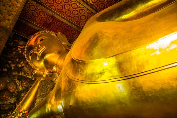 O Buda Reclinando Phra Buddhasaiyas em Wat Pho ou Wat Phra Chettuphon Wimon Mangkhlaram Ratchaworamahawihan, Bangkok, Tailândia, estátua de ouro . — Fotografia de Stock